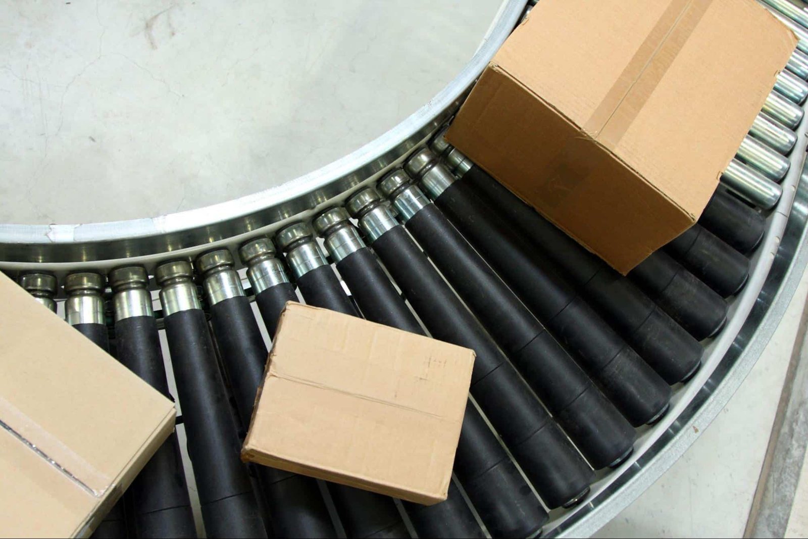 Conveyor equipment serving packaging production