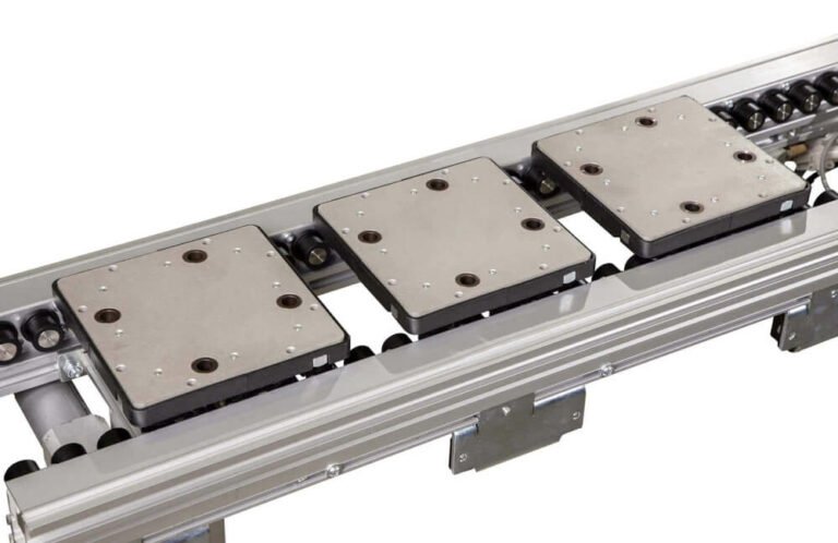 Pallet conveyor system with workpiece carriers