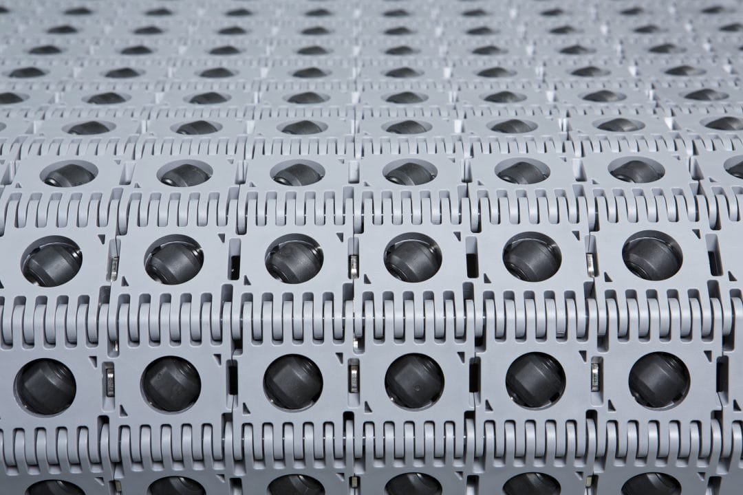 3200 Series conveyor with activated roller belt