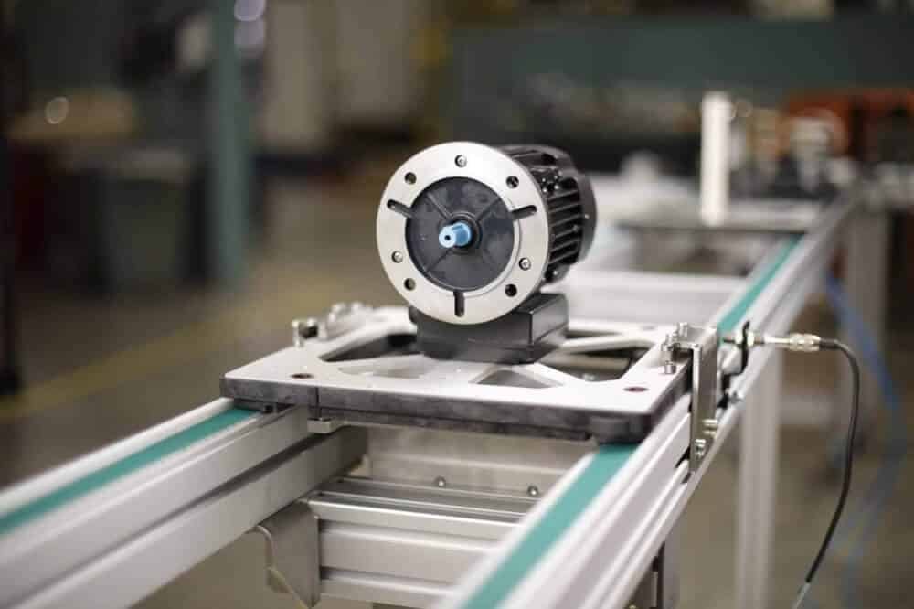 Twin-track pallet conveyor following a curved route