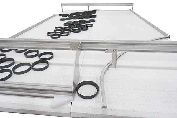 Small parts recirculating on an accumulation table