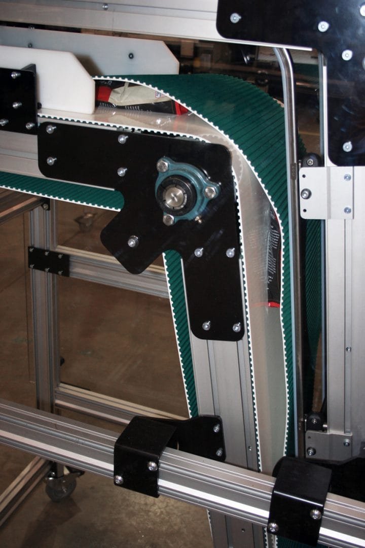 Belt-over-belt conveyor elevating pouches between two belts