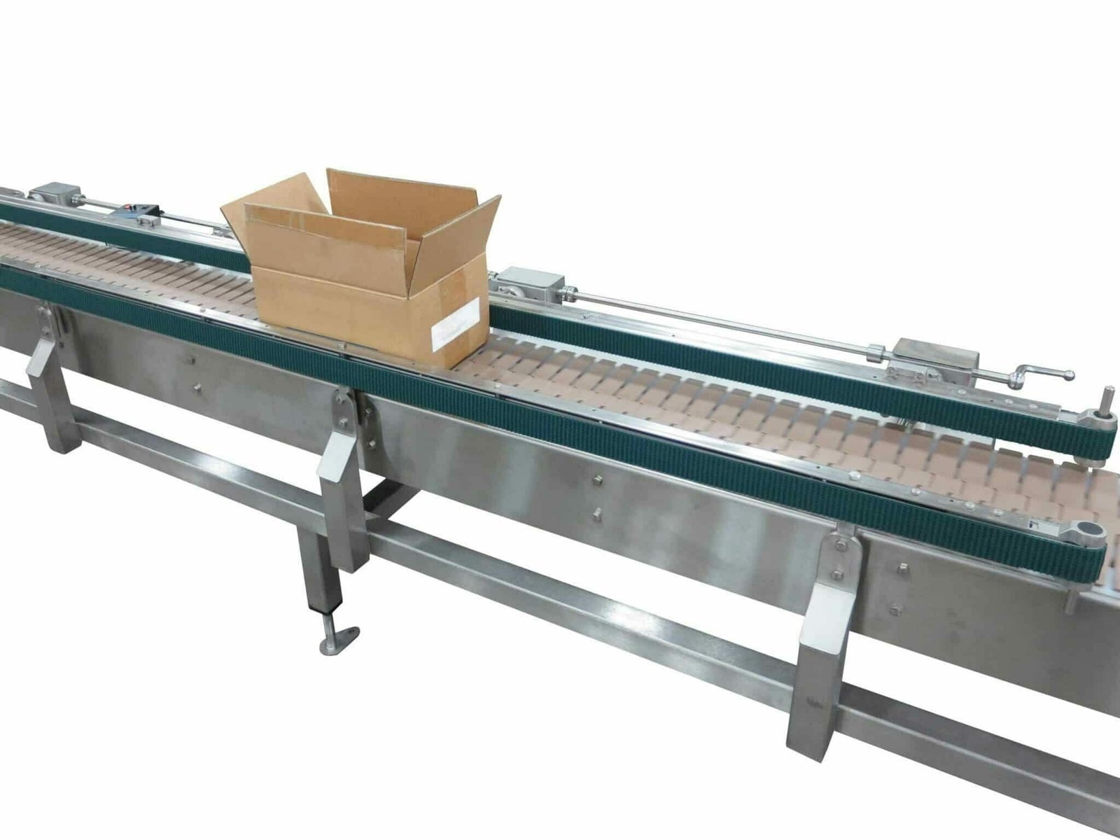 Side belts stabilizing a box on a sanitary conveyor