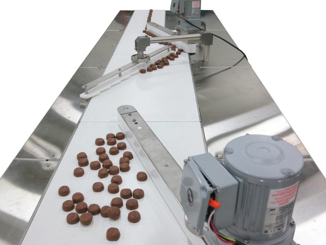 Chicaning conveyor arranging product flow