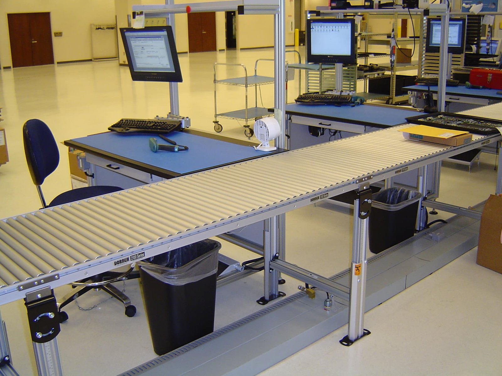Gravity roller conveyor workstations