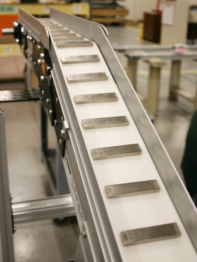 Inclined magnetic indexing conveyor