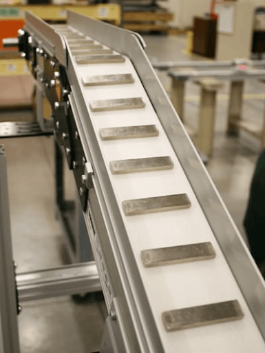 Positioning conveyor prepared for automated handling