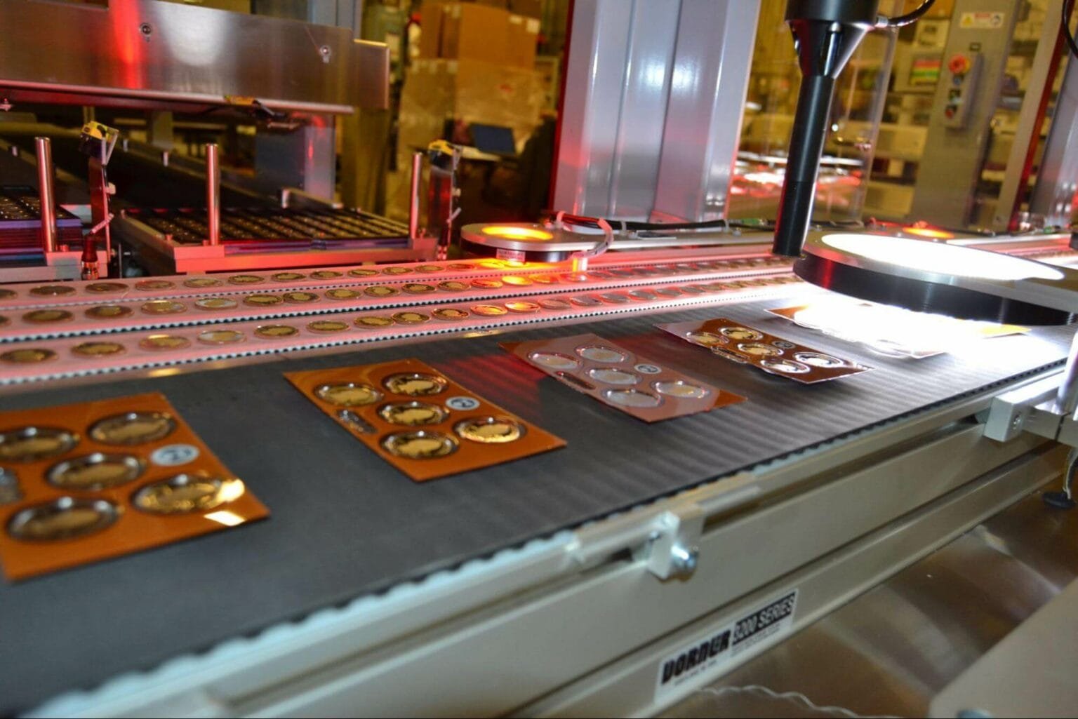 Smart indexing conveyor working within an automated production line