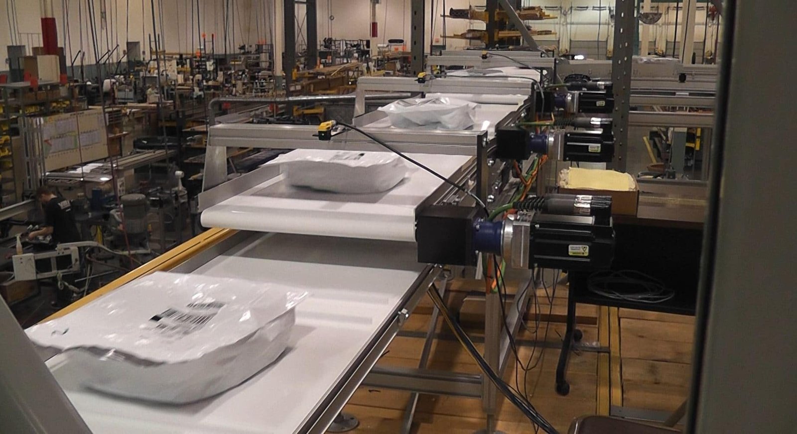 E-commerce fulfillment line with labeling conveyors