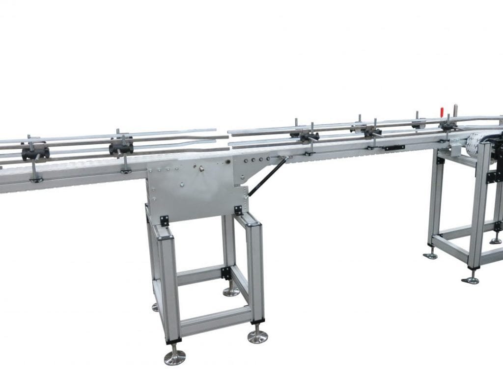 Engineered lift gate on a flexible chain conveyor