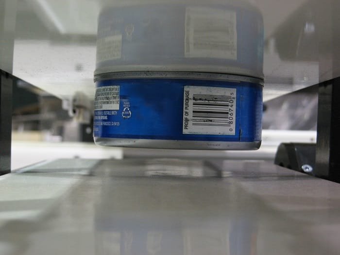 Magnetic conveyor transporting small ferrous components