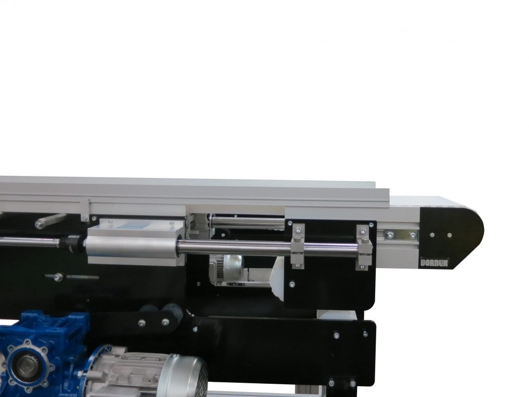 Drop zone beneath a retracting conveyor tail