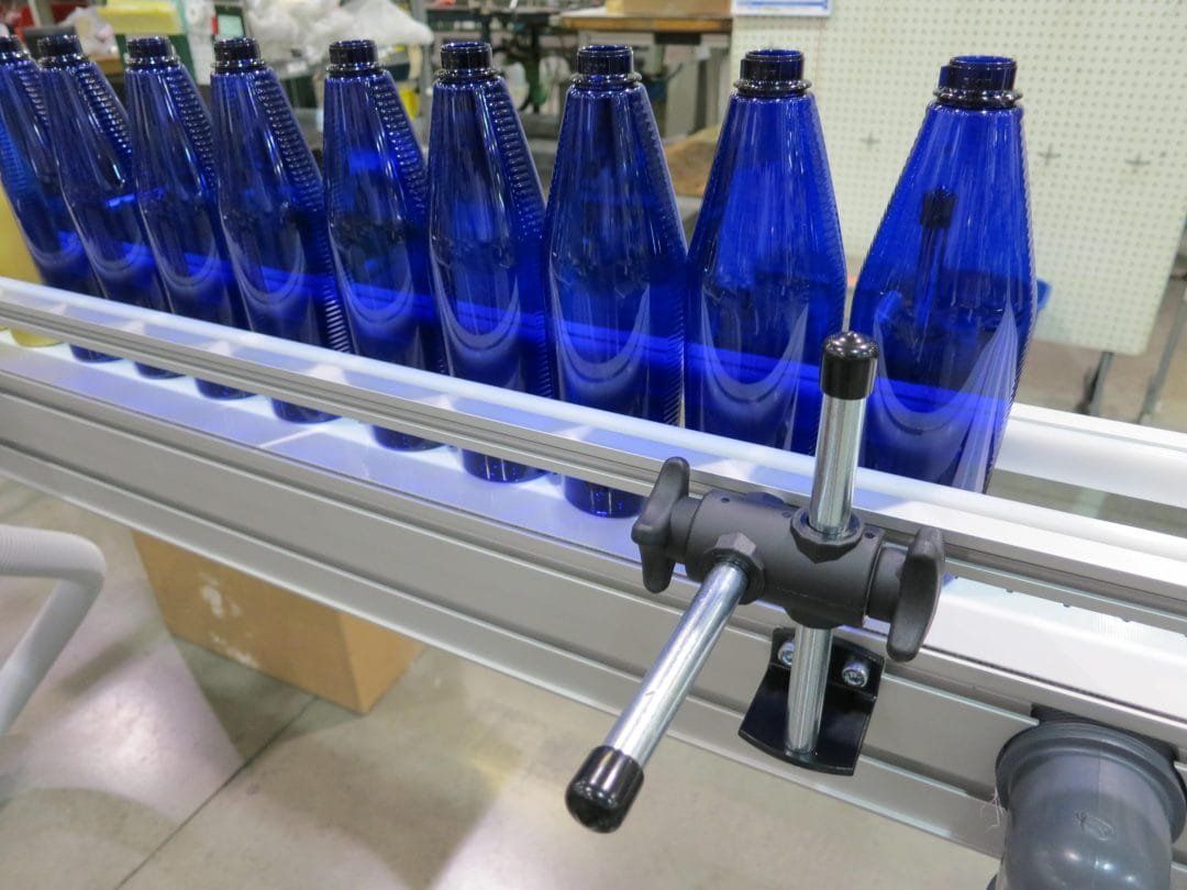 Packaged goods running on the underside of a vacuum conveyor